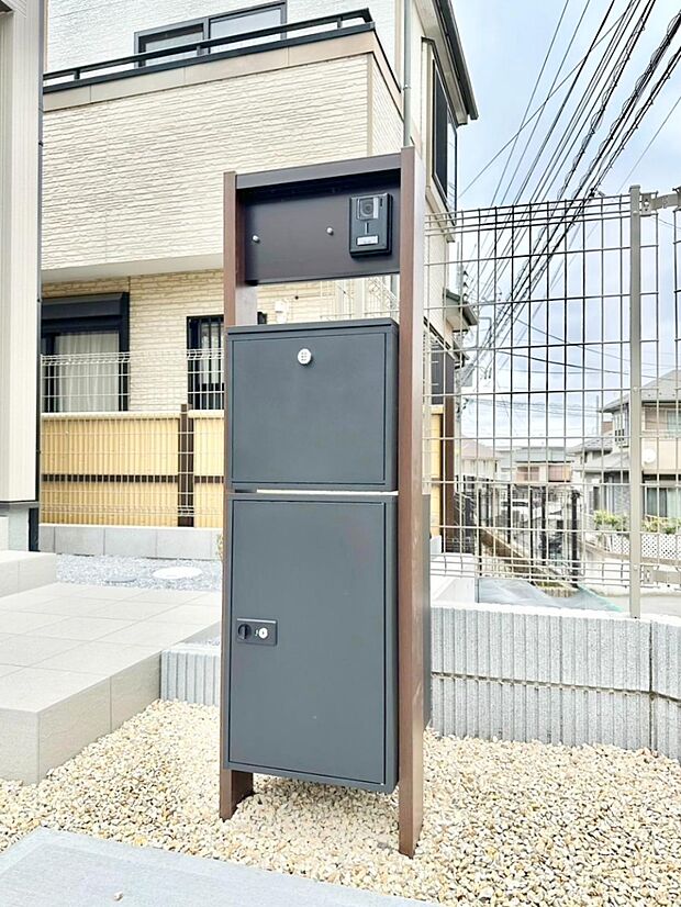 表札・インターホン・ポスト・宅配ＢＯＸをひとつに集約。エントランスになじむシンプルデザイン。