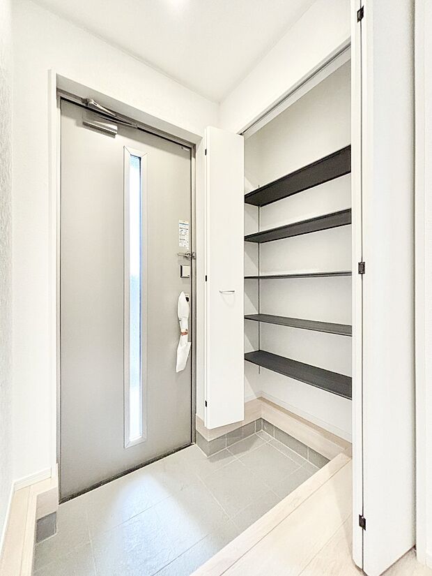 天井まである玄関収納で、家族全員の靴もすっきり収納!