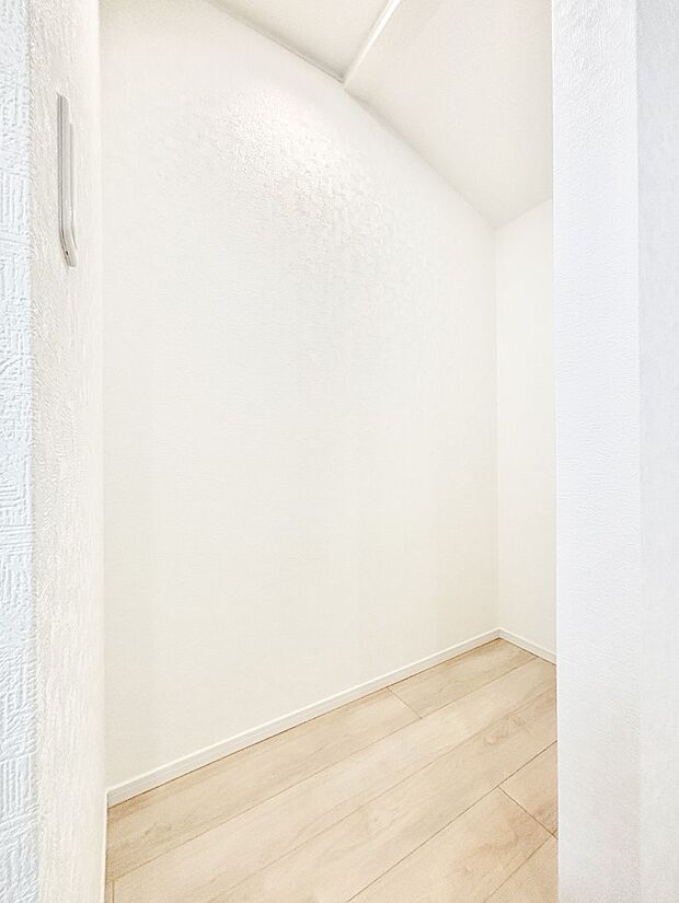 キッチンにはパントリー!食材のストックはもちろん、日用品の収納など使い方はいろいろ!