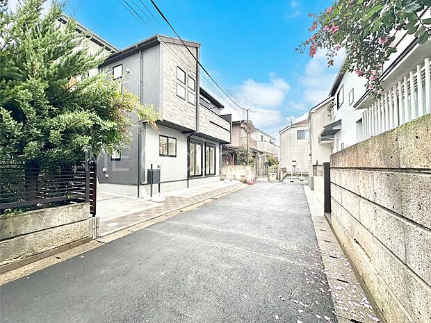 前面道路はきちんと整備されています  