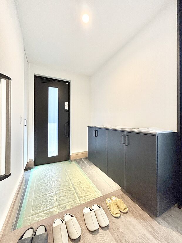 明るい玄関はお客様をお出迎えするのにぴったりです！ 