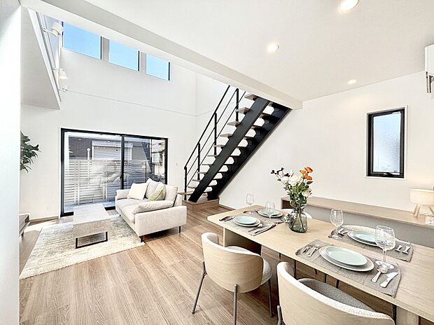 家族団らんの時間も増えそうなくつろぎのリビングダイニング。