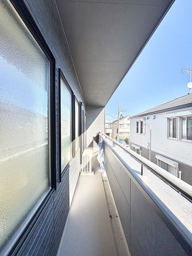ゆったりバルコニーだから沢山お洗濯ものを干せます。