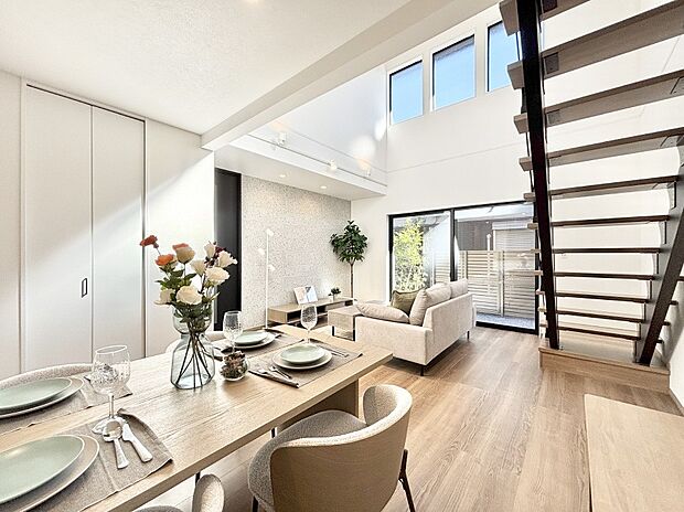 明るい陽光が注ぎ、寛ぎの雰囲気に満たされるダイニング。   