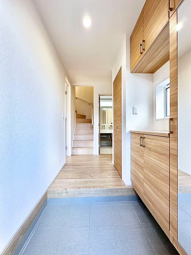 明るい玄関はお客様をお出迎えするのにぴったりです!