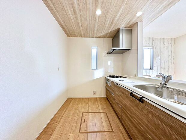 爽やかな風が通り抜けるキッチン。窓があるので明るく換気にも役立ちます。