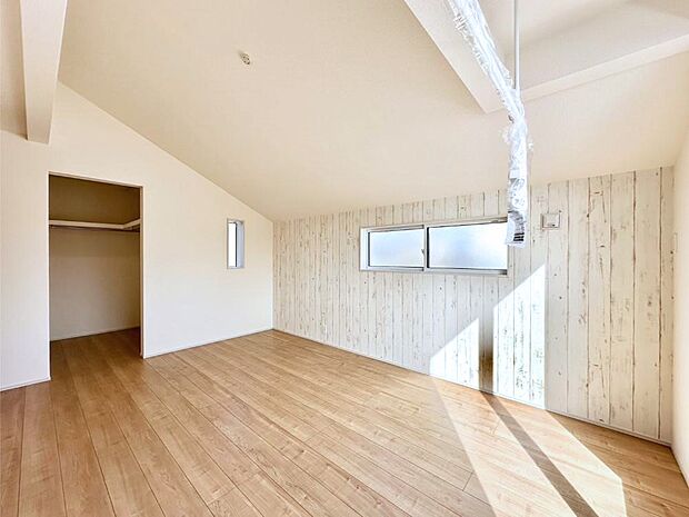勾配天井が素敵な洋室。どんなお部屋にするか考えるのが楽しみですね。