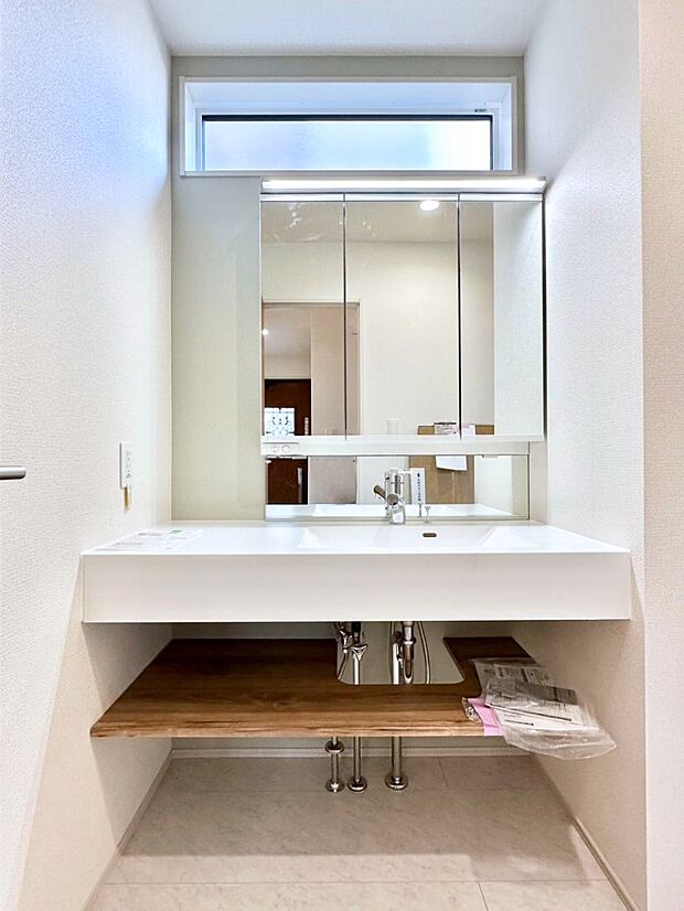大きく見やすい三面鏡で清潔感ある洗面台は、身だしなみチェックや肌のお手入れにおすすめです。