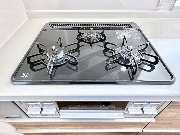 ガスコンロはＳｉセンサー搭載。火力調節や焦げ付き・消し忘れも防いでくれます。