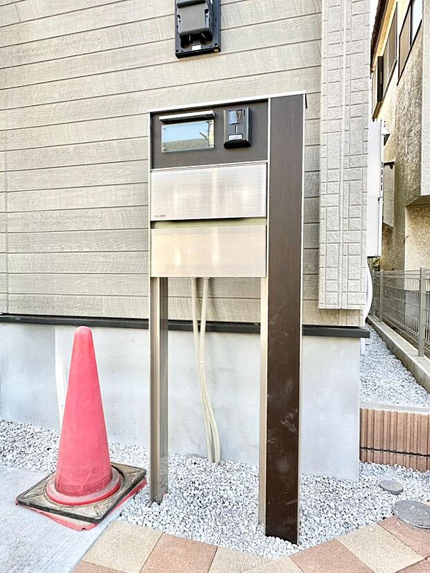 表札・インターホン・ポストをひとつに集約。エントランスになじむシンプルデザイン。