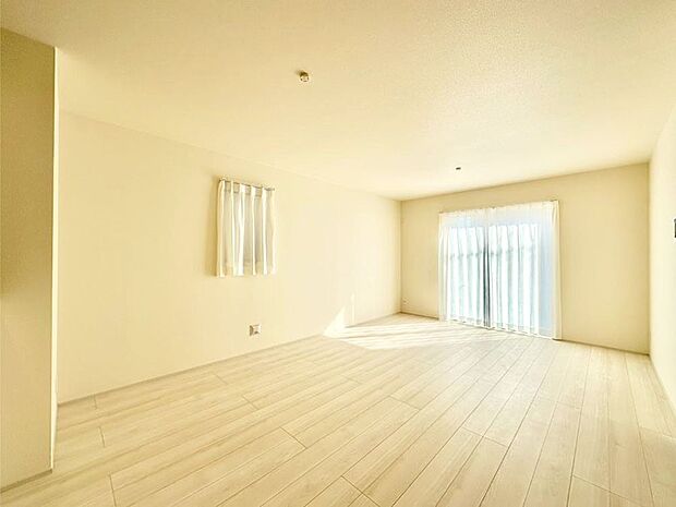 大きな窓からたっぷりの陽光と風を感じられるリビング