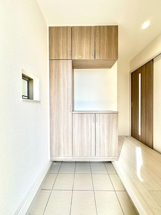 たっぷり収納できるシューズボックスで家族全員の靴も、玄関すっきり。  