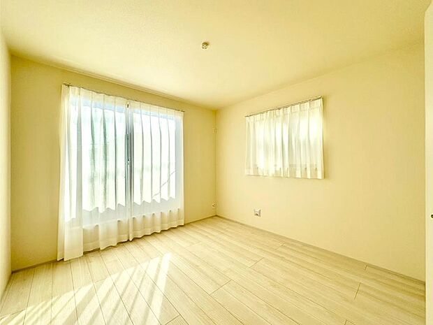 明るいバルコニーサイドに洋室を設置。目覚めの良い寝室に。 