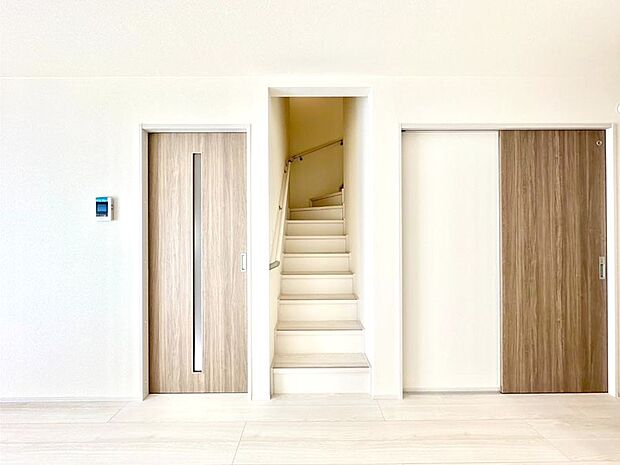 安全性を考慮し階段には手すりを設置しています