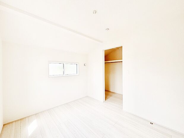 たっぷりの収納力を備えたWIC付きのお部屋はスッキリ快適に過ごせます