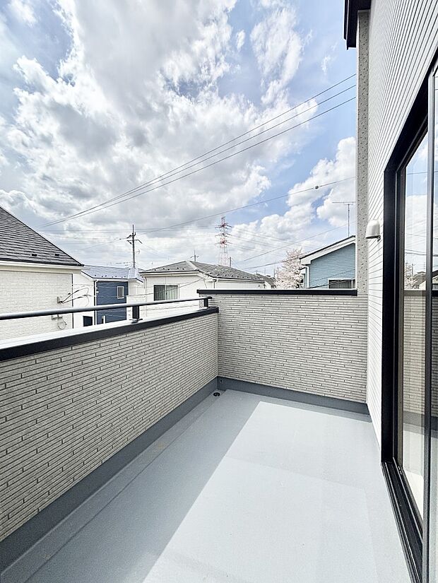 南向きのバルコニー!ご家族の洗濯物はもちろん、お布団もたっぷり干せます!