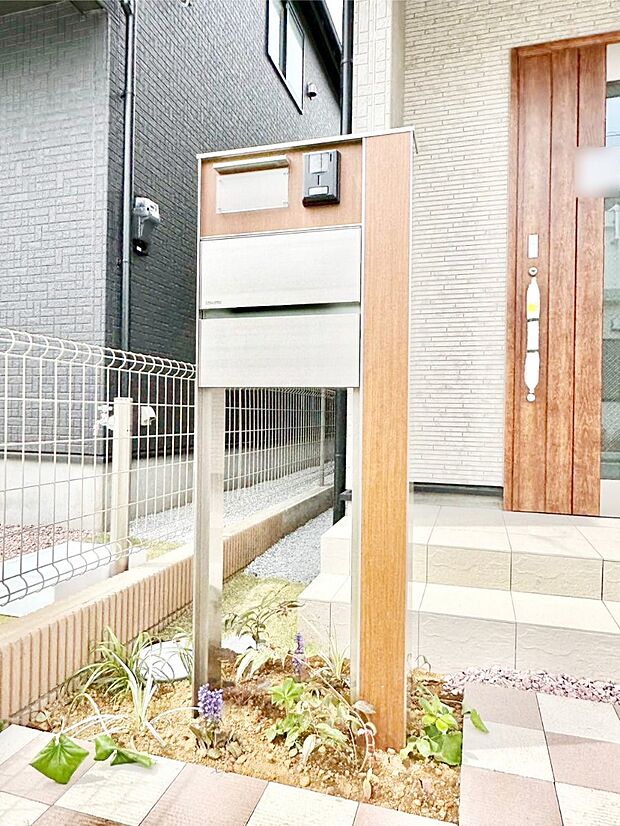 シンプルなデザインのポスト