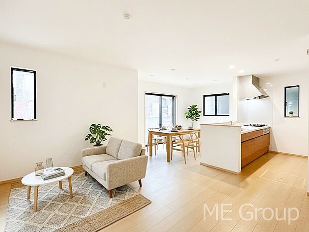 ご家族の賑やかな話し声で包まれる明るいリビング  ※家具はCGです