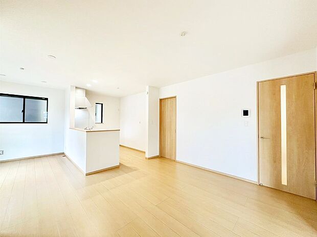 ナチュラルテイストの優しく柔らかい色使いのフローリングが素敵なリビングですね。