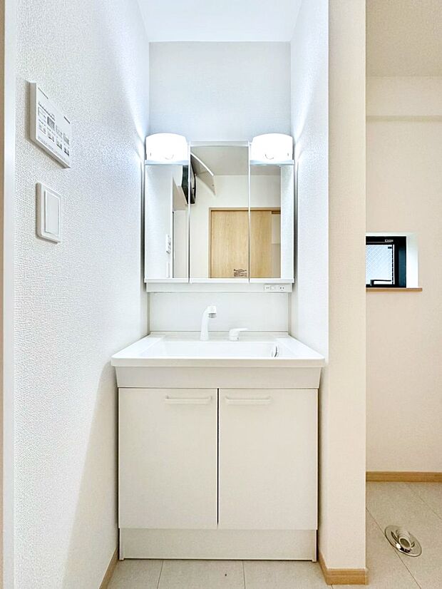 大きく見やすい三面鏡で清潔感ある洗面台は、身だしなみチェックや肌のお手入れにおすすめです。 