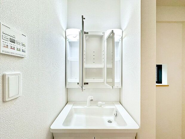三面鏡の裏に、化粧品や衛生用品などを収納可能。洗面台をすっきりと保ちます!