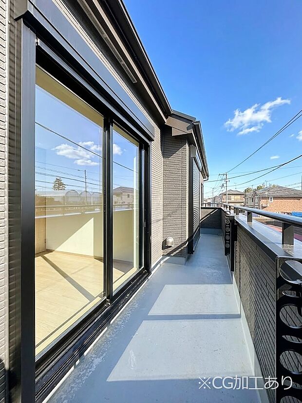 暖かな陽光が降り注ぐバルコニー。爽やかな風も心地よいです。 