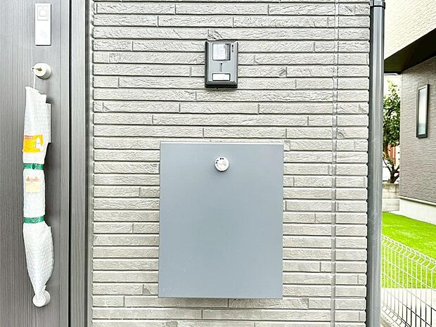 シンプルデザインのポスト。