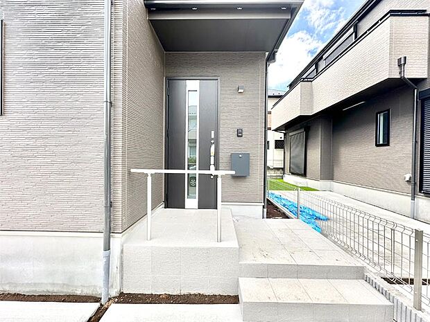 大切な家族、来客を出迎える玄関。