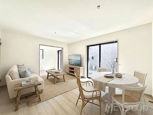 大きな窓からたっぷりの陽光と風を感じられるリビング　※家具はCGです