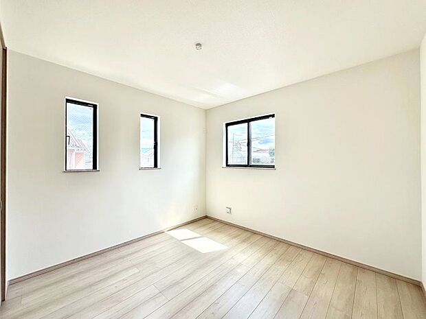 2面採光で気持ちよく自然光が取り入れられるのでお子様のお部屋にもピッタリ