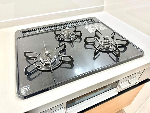 ガスコンロはSiセンサー搭載。火力調節や焦げ付き・消し忘れも防いでくれます。