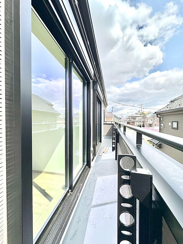 暖かな陽光が降り注ぐバルコニーはお洗濯におすすめ。爽やかな風も心地よいです。