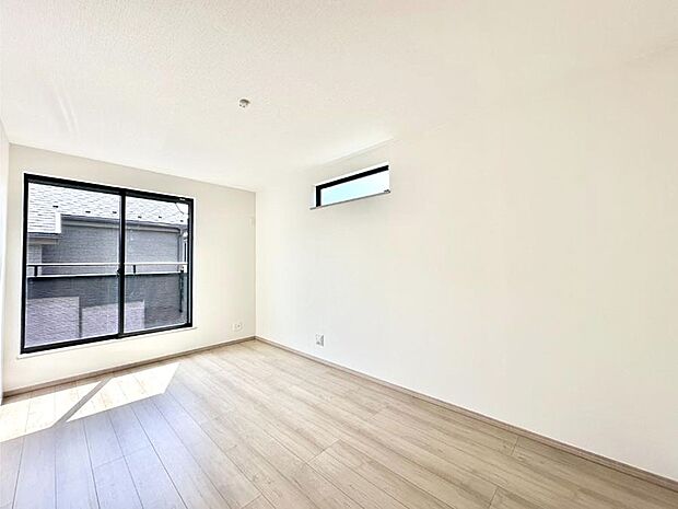 明るいバルコニーサイドに洋室を設置。目覚めの良い寝室に。 