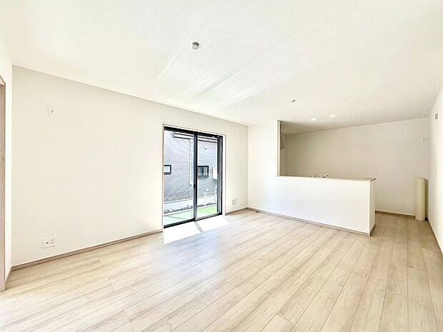 家族の笑顔が自然と生まれてくる、そんな雰囲気のダイニングに仕上がっています。