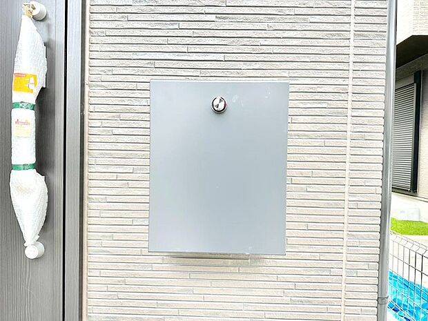 シンプルデザインのポスト。