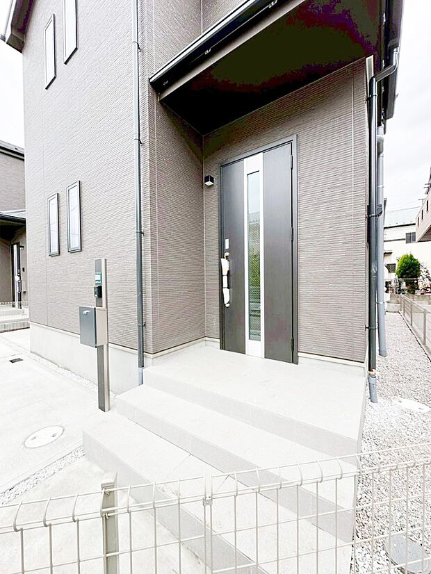 玄関前は雨が降っても濡れにくい屋根付き