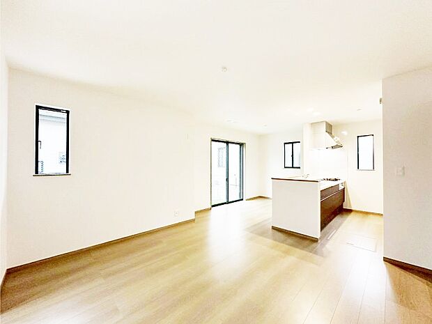 大きな窓からたっぷりの陽光と風を感じられるリビング