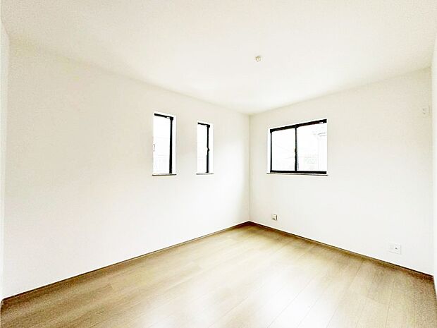 窓からのやさしい光が心地よいプライベートルーム