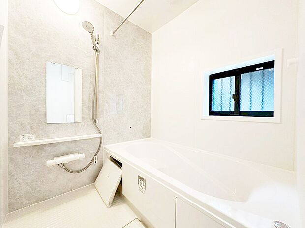 一日の疲れを癒してくれる明るい清潔感のあるバスルーム