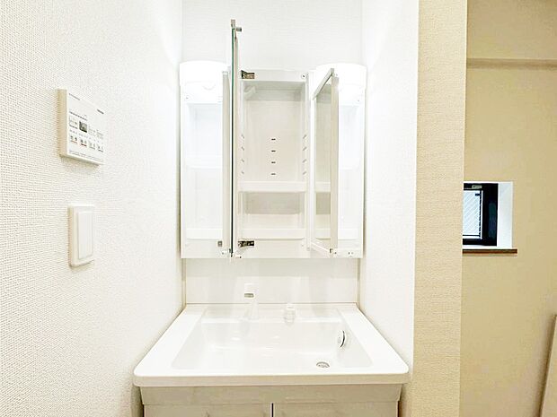 三面鏡の裏に、化粧品や衛生用品などを収納可能。洗面台をすっきりと保ちます！