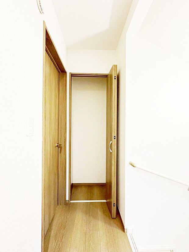 掃除用具や生活雑貨の保管に便利な廊下収納  