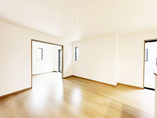 隣接の洋室を開放すればさらに広々空間に