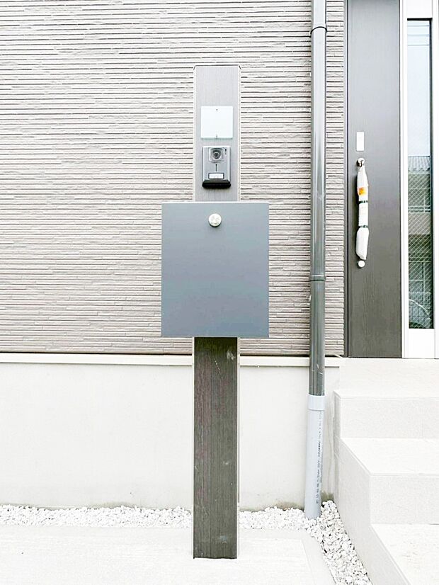 シンプルなデザインのポスト