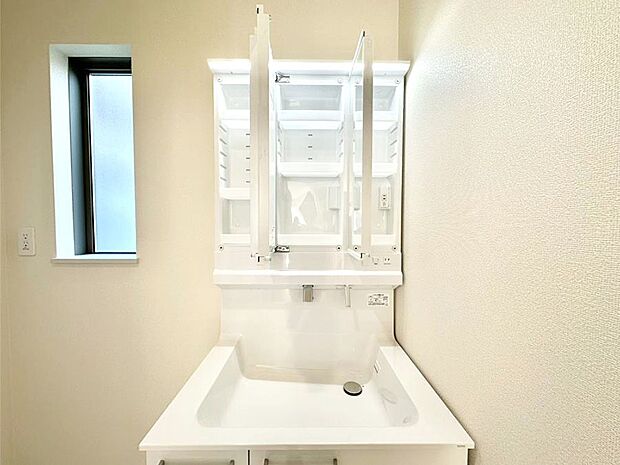 三面鏡の裏に、化粧品や衛生用品などを収納可能。洗面台をすっきりと保ちます!