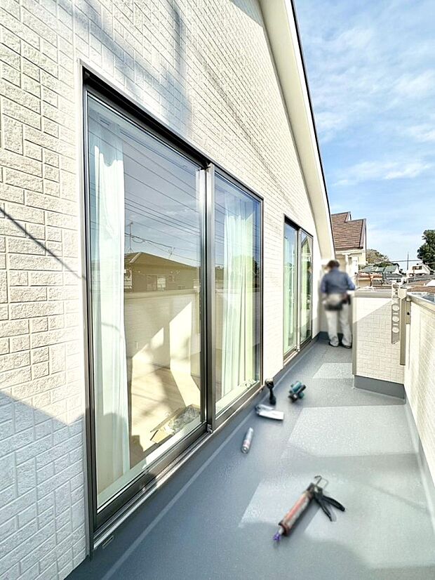 暖かな陽光が降り注ぐバルコニーはお洗濯におすすめ。爽やかな風も心地よいです。 