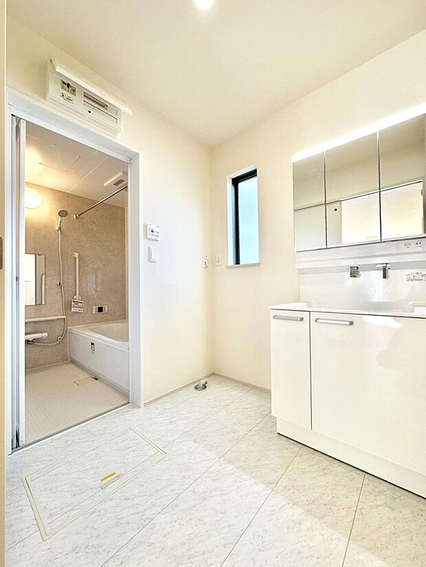 清潔感のある快適空間です。毎日の身支度も気持ち良くお使い頂けます。 