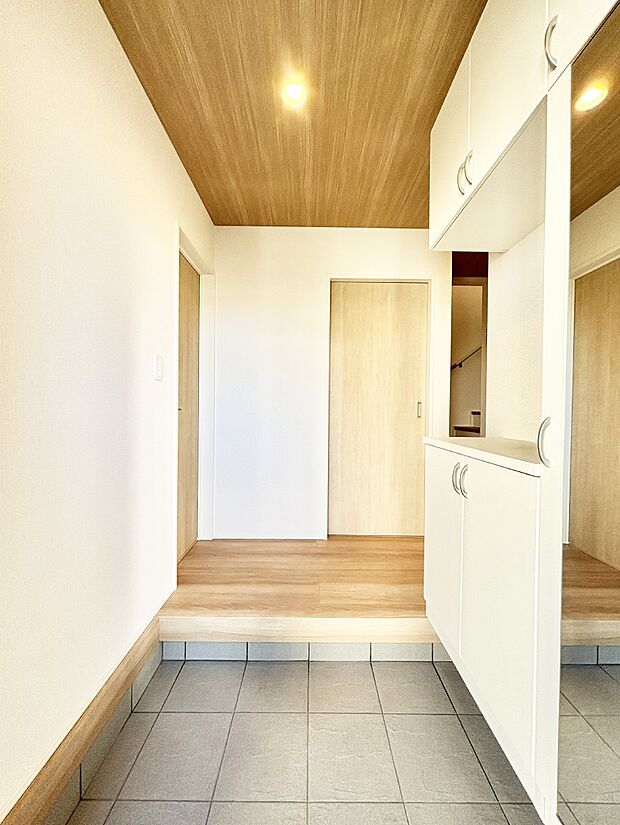 家族の帰宅やお客様をあたたかく迎える玄関  