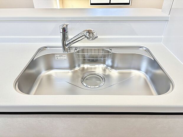 広々としたシンクでお料理やお皿洗いもラクラク快適に！