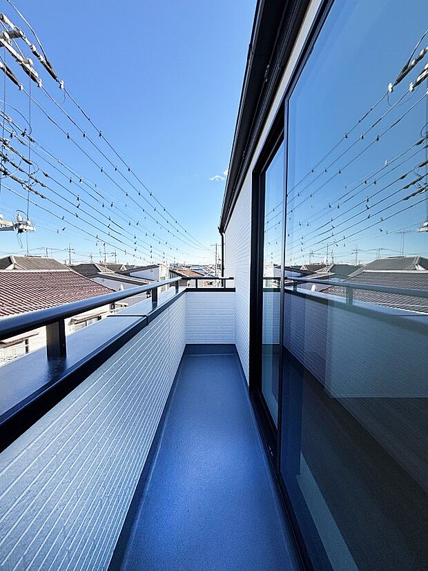 暖かな陽光が降り注ぐバルコニーはお洗濯におすすめ。爽やかな風も心地よいです。 