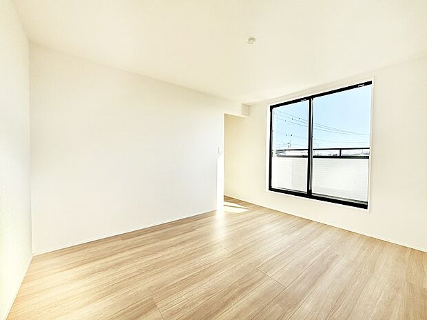 ウォークインクローゼットがあるお部屋！季節ごとの入れ替えも不要で便利です。 